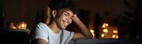 Usmívající Mladý Muž Sleduje Film Line Pomocí Notebooku Jíst Popcorn — Stock fotografie