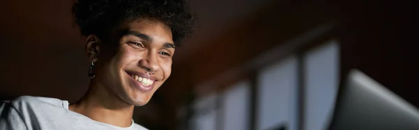 Šťastná Sama Radostný Mladý Muž Usmívá Dívá Komediální Film Notebooku — Stock fotografie