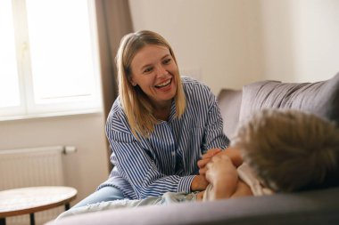 Mutlu anne ve küçük oğlu evde birlikte vakit geçiriyorlar. Annelik kavramı