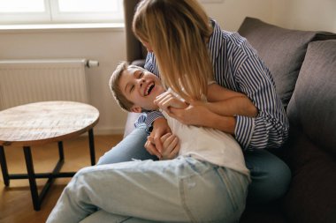 Mutlu anne ve küçük oğlu evde birlikte vakit geçiriyorlar. Annelik kavramı