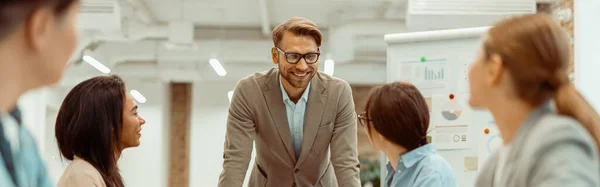 Glimlachende Mannelijke Leider Bespreekt Nieuwe Projectideeën Met Zijn Collega Kantoor — Stockfoto