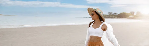 Cheerful Young Woman Traveler Straw Hat Walking Beach Summer Travel — Foto de Stock