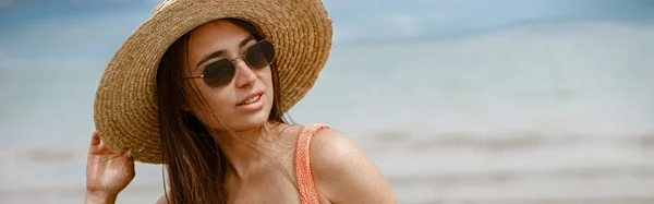 Mulher Bonita Sexy Praia Maiô Com Corpo Fitness Ideal Fundo — Fotografia de Stock