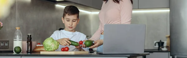 Hermosa Madre Pequeño Hijo Lindo Preparando Cena Junto Con Verduras — Foto de Stock