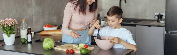 Feliz Madre Caucásica Enseñando Hijo Pequeño Cocinar Verduras Salat Casa — Foto de Stock