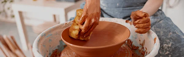 Widok Ręce Rzeźbiarza Garncarza Pracującego Glinianą Miską Przy Użyciu Gąbki — Zdjęcie stockowe