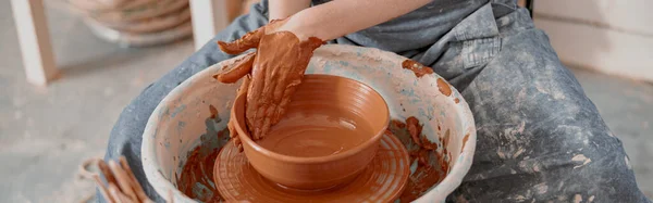 Widok Upraw Ręce Zręcznej Kobiety Fartuchu Cierpliwie Tworząc Gliniane Naczynia — Zdjęcie stockowe