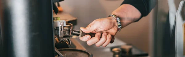 Barista Muele Granos Café Vertiendo Portafilter Usando Una Máquina Café — Foto de Stock