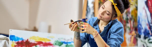 Ontspannen Jonge Vrouw Vrouwelijke Schilder Schort Met Blauwe Verfpot Een — Stockfoto