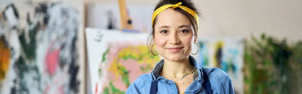 Wanita Muda Yang Senang Seniman Wanita Celemek Tersenyum Depan Kamera — Stok Foto