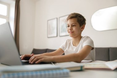 İnternetten bilgi arayan mutlu sağlıklı çocuk. Yüksek kalite fotoğraf