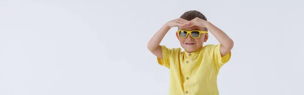 Urocze Dziecko Okularach Przeciwsłonecznych Siedzące Torbie Bagaż Uśmiechnięte Izolacja Białym — Zdjęcie stockowe
