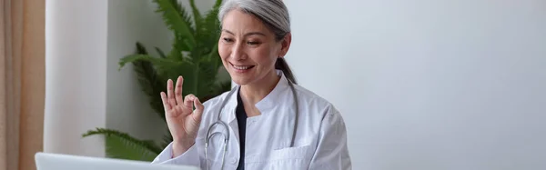 Dokter Spesialis Wanita Mengenakan Mantel Putih Memiliki Panggilan Video Oleh — Stok Foto