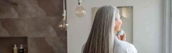 Pandangan Belakang Wanita Cantik Yang Dewasa Dengan Rambut Panjang Dengan — Stok Foto