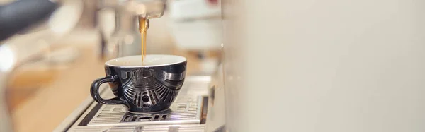 커피를 우려내는 에스프레소 카페테리아 빵가게 — 스톡 사진