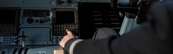 Zamknij Samca Kapitana Samolotu Ręcznie Naciśnięty Przycisk Wyświetlaczu Lotu Podczas — Zdjęcie stockowe