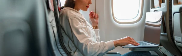Mujer Joven Sentada Junto Ventana Avión Trabajando Portátil — Foto de Stock