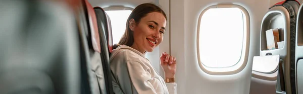 Alegre Viajero Femenino Mirando Cámara Sonriendo Mientras Trabaja Portátil Aviones — Foto de Stock