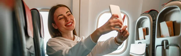 Radosna Kobieta Blogerka Podróżnik Robienie Zdjęcia Smartfonem Uśmiech Siedząc Fotelu — Zdjęcie stockowe