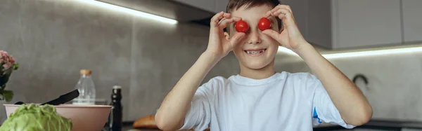 Retrato Pequeño Adolescente Caucásico Cocinando Cocina Jugando Con Verduras Tomates —  Fotos de Stock