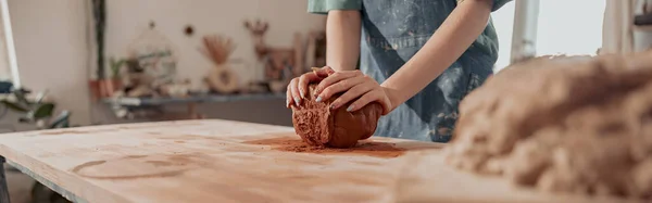 Cortado Mãos Artesão Criativa Trabalhando Manualmente Com Massa Material Argila — Fotografia de Stock