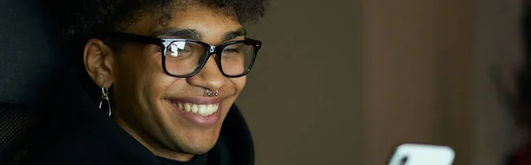 Užijte Komunikaci Zblízka Záběr Usměvavý Mladý Pohledný Chlap Brýlemi Sedí — Stock fotografie