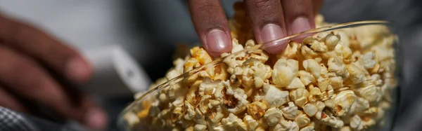 Mooie Smaak Close Shot Van Mannelijke Hand Nemen Wat Popcorn — Stockfoto