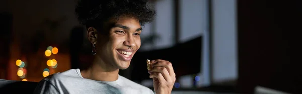 Komedi Mutlu Genç Adam Gülümsüyor Internette Film Izliyor Dizüstü Bilgisayar — Stok fotoğraf