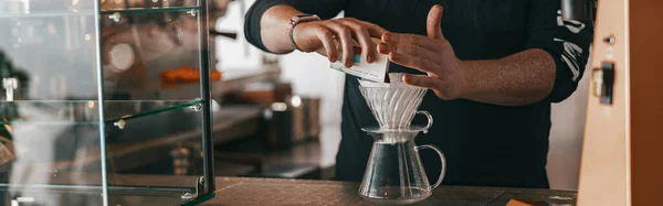 Férfiak Barista Csinál Egy Csepegtető Szűrő Kávé Áll Pultnál Kávézóban — Stock Fotó