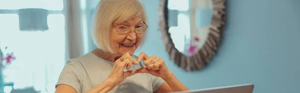 Улыбающаяся Старая Женщина Седыми Волосами Очках Показывающая Жест Сердца Время — стоковое фото