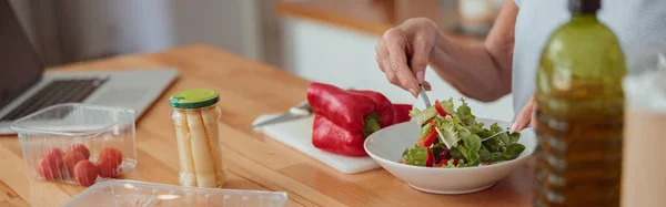 Cortado Mãos Senhora Idosa Preparando Salada Legumes Frescos Tentando Nova — Fotografia de Stock