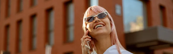 Vrolijke Dame Een Zonnebril Praten Mobiele Telefoon Glimlachen Terwijl Straat — Stockfoto