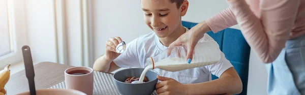 Pequeño Hijo Sonriente Sentado Mesa Cocina Con Tazón Cereales Madre — Foto de Stock