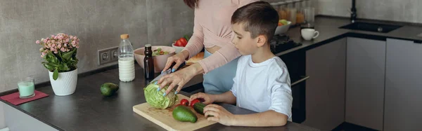 Joven Linda Madre Cortando Repollo Preparando Verduras Cocina Con Hijo — Foto de Stock