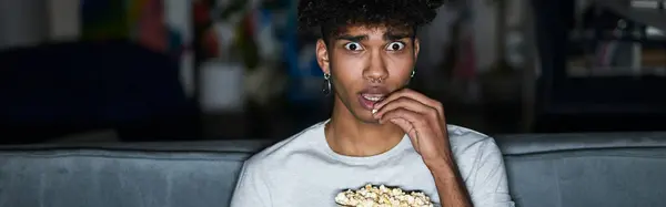 Rémült Fiatal Fickó Nyitott Szemmel Pizsamában Popcornt Eszik Miközben Horrorfilmet — Stock Fotó