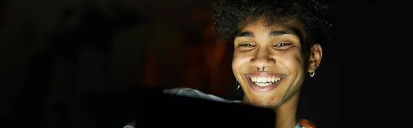 Retrato Jovem Alegre Sorrindo Usar Tablet Noite Sentado Quarto Escuro — Fotografia de Stock