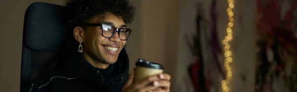 Freizeitgestaltung Glücklicher Kerl Mit Piercing Brille Einwegbecher Kaffee Der Hand — Stockfoto