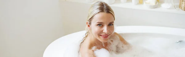 泡風呂を楽しみながら笑顔の若い美しい白人女性の肖像画 トップ表示 — ストック写真