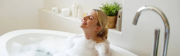 Happy Cheerful Pretty Female Enjoying Bubbles Hot Water Bathtub Spa — ストック写真