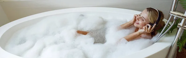 Mulher Branca Bonita Jovem Fones Ouvido Deitado Banho Com Espuma — Fotografia de Stock