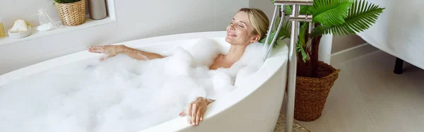 위에서 내려다보면 목욕을 미소를 지으며 온천에서 아름다운 암컷이 보인다 — 스톡 사진