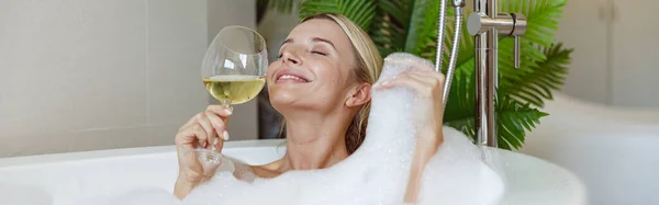 Jovem Mulher Feliz Atraente Desfrutando Espuma Bolhas Vinho Branco Banheira — Fotografia de Stock