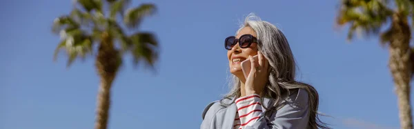 Moderne Aziatische Vrouw Zonnebril Trench Jas Glimlachen Bellen Mobiele Telefoon — Stockfoto