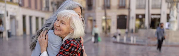 Счастливая Пожилая Женщина Обнимает Подругу Длинными Седыми Волосами Время Встречи — стоковое фото