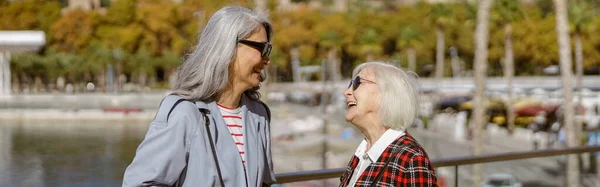 Glückliche Rentnerin Sonnenbrille Und Karierter Jacke Entspannt Mit Ihrer Langhaarigen — Stockfoto