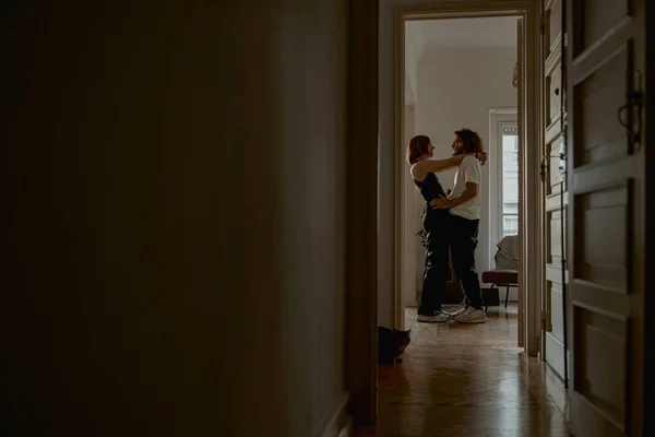 Homem Mulher Abraçando Com Amor Ternura Sala Estar Interior Bom — Fotografia de Stock