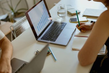 Bir erkek ve bir kadın evdeki oturma odasında çalışıyor. Mesafe çalışma kavramı