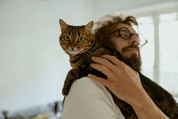 Bello Giovane Uomo Amante Degli Animali Sta Abbracciando Gatto Durante — Foto Stock