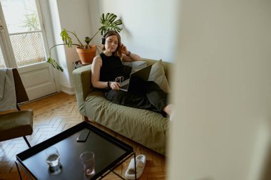 Kulaklıklı kadın yabancı dil öğrenmeyi seviyor. Kişisel eğitim kablosuz teknik kullanım kavramı