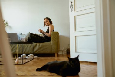 İnternette kulaklıkla konferans dinleyen ve notlar alan kız öğrenci. Yüksek kalite fotoğraf